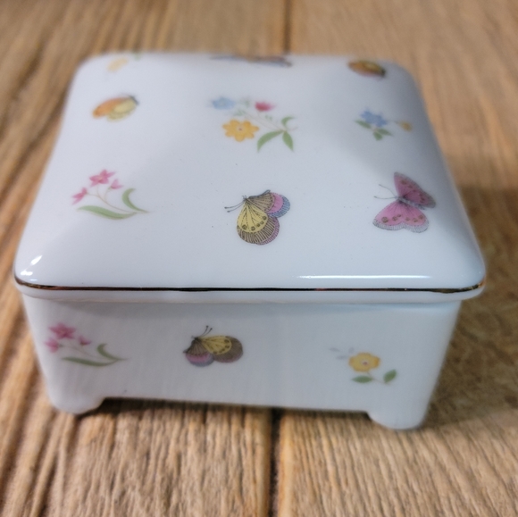 Vintage Porcelain Butterfly Trinket Dish with Lid. - Picture 6 of 12